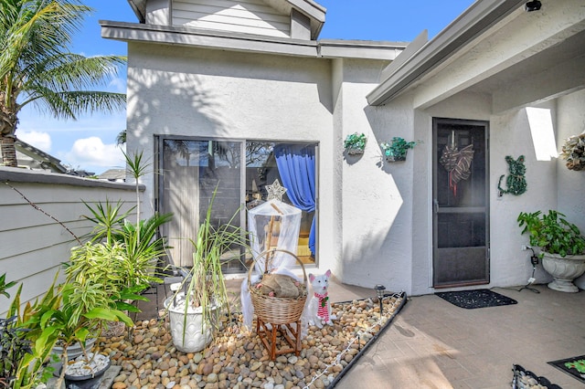 entrance to property featuring a patio