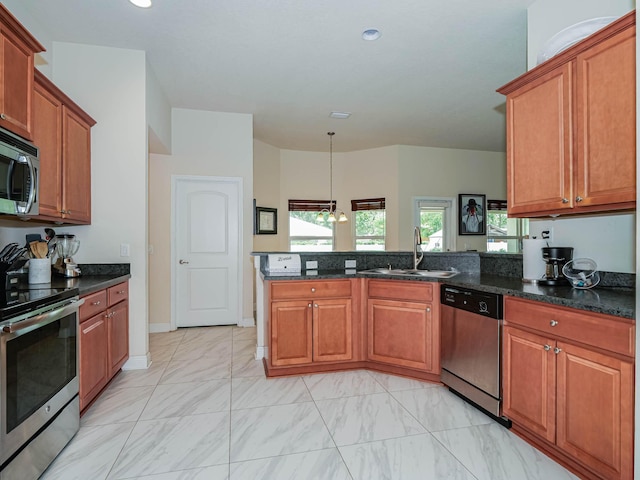 kitchen featuring sink, hanging light fixtures, stainless steel appliances, a notable chandelier, and kitchen peninsula