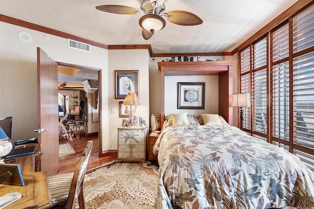 bedroom featuring ceiling fan, light hardwood / wood-style floors, and crown molding