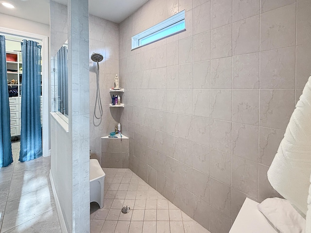 bathroom featuring tiled shower