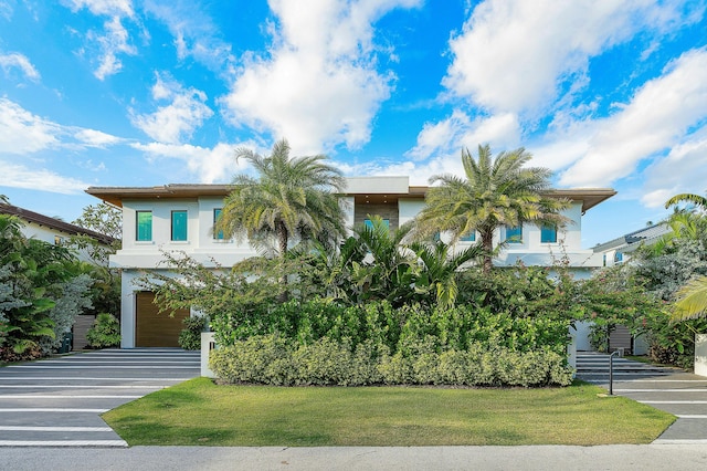 view of front of house featuring a front lawn