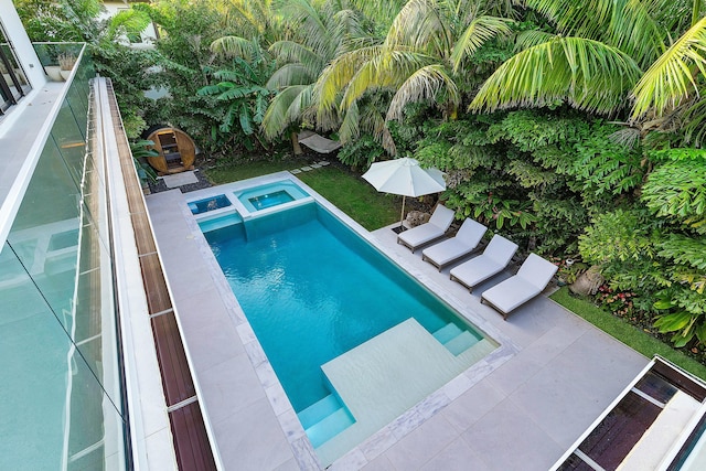 view of pool featuring an in ground hot tub