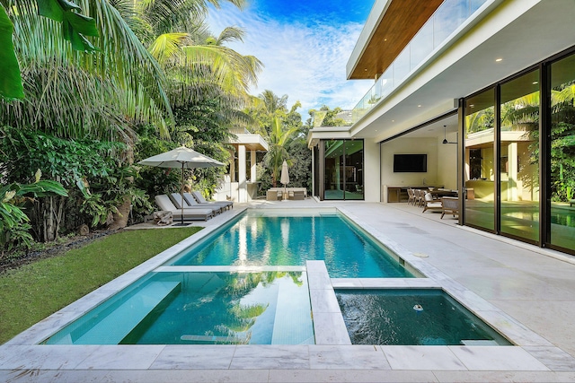 view of swimming pool with an in ground hot tub, ceiling fan, a patio, and an outdoor hangout area