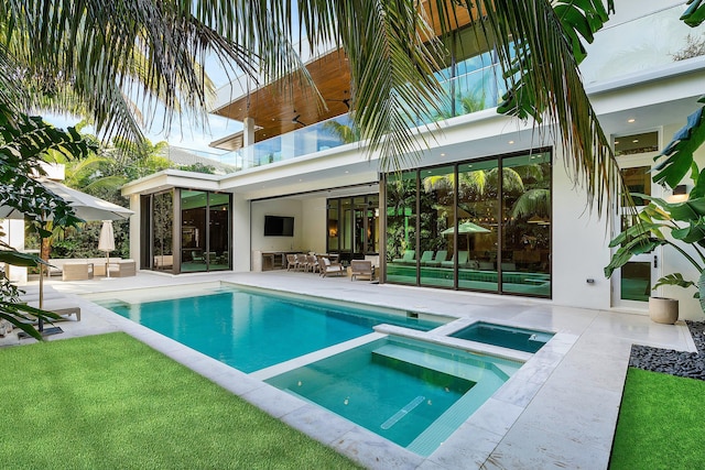 view of swimming pool featuring an in ground hot tub, an outdoor hangout area, and a patio