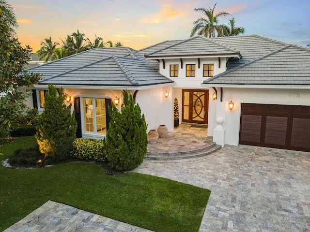 view of front facade featuring a lawn and a garage