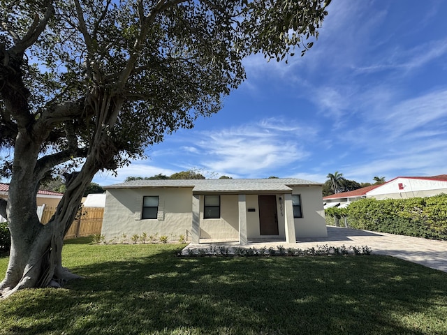 ranch-style house featuring a front lawn