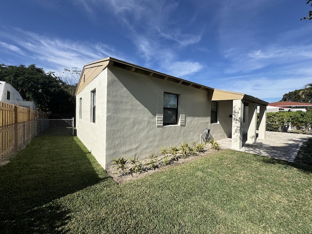 view of front of home featuring a front lawn and a patio