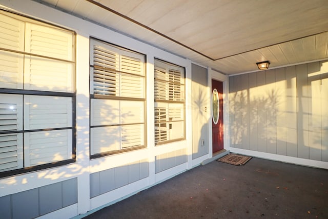 property entrance featuring a porch