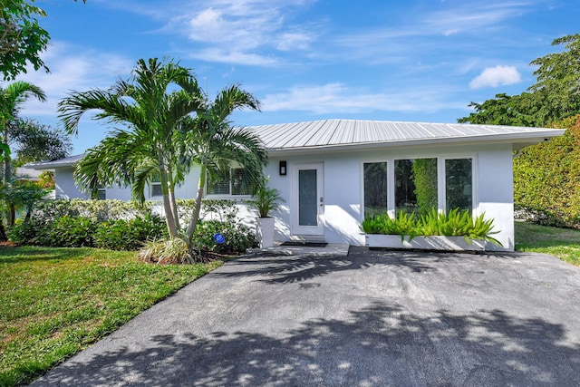 view of front of property with a front lawn