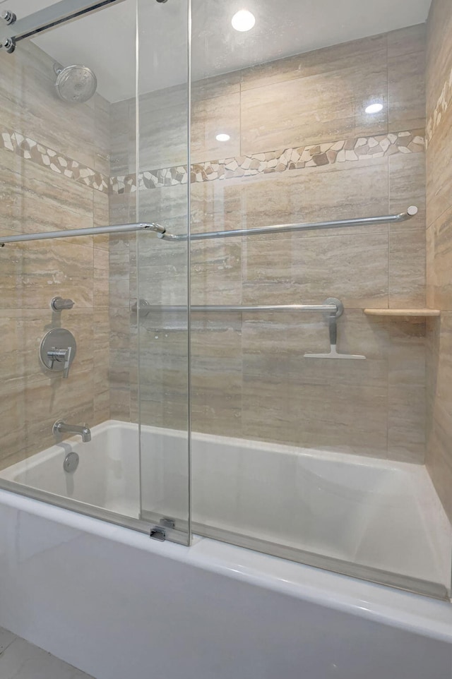 bathroom with tiled shower / bath