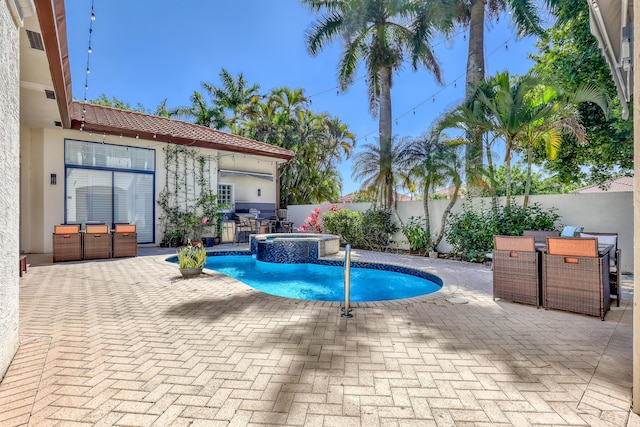 view of pool with a patio, outdoor dining area, a fenced backyard, and a pool with connected hot tub