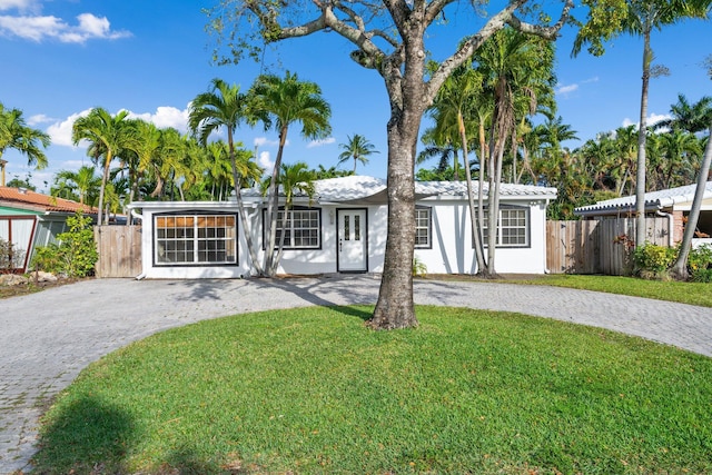 single story home with a front lawn