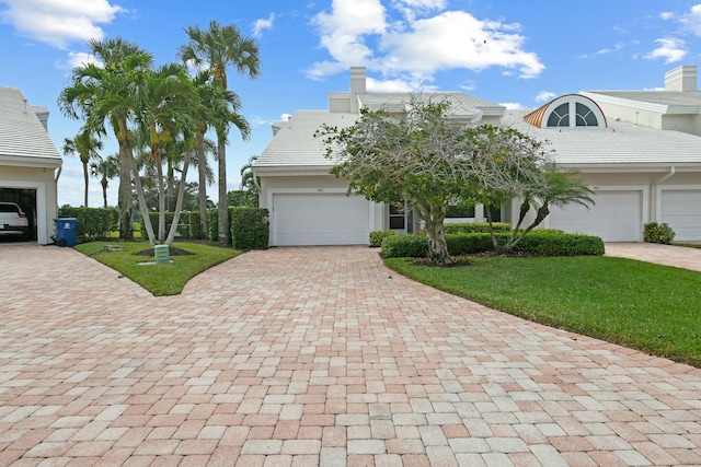 view of front facade featuring a garage and a front lawn