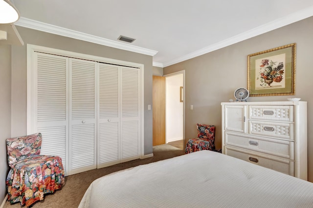 bedroom featuring crown molding, a closet, and carpet floors