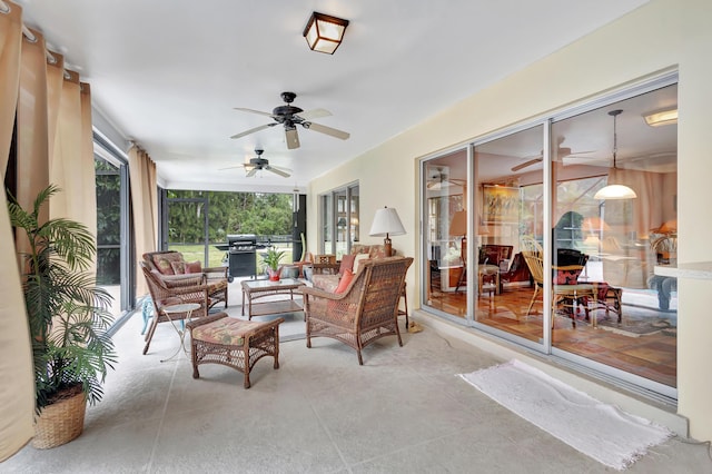 sunroom with ceiling fan