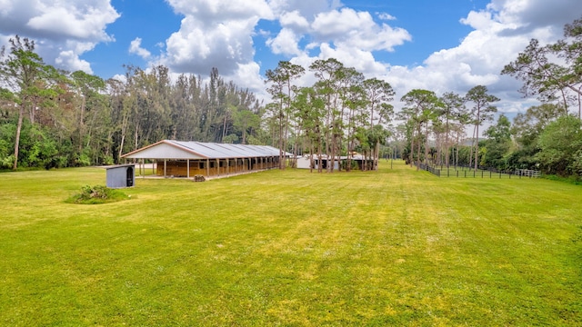 view of yard with an outbuilding