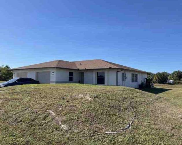 view of front of home featuring a front lawn