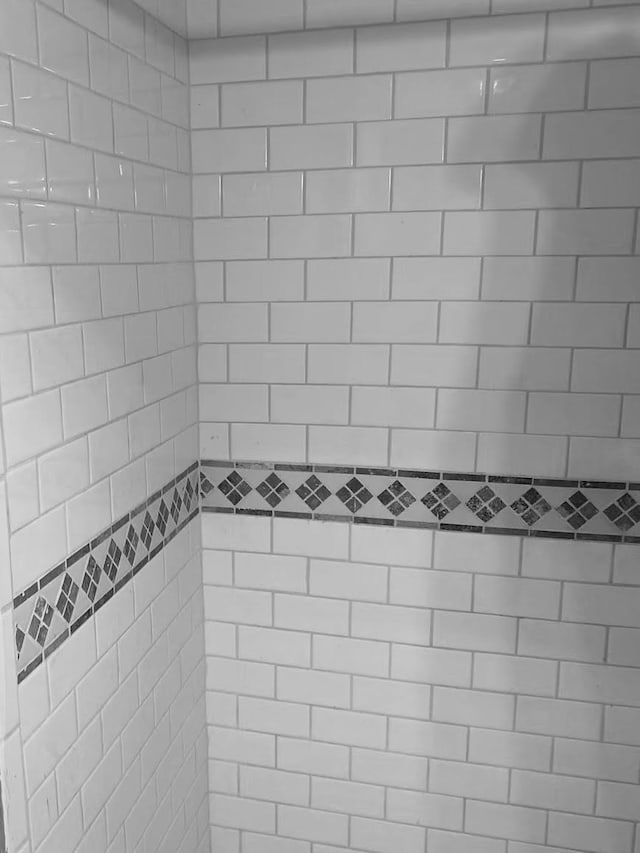 bathroom featuring tiled shower