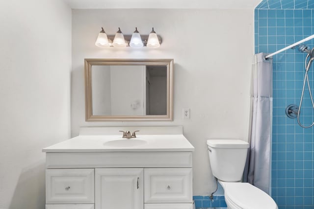 bathroom with a shower with shower curtain, vanity, and toilet