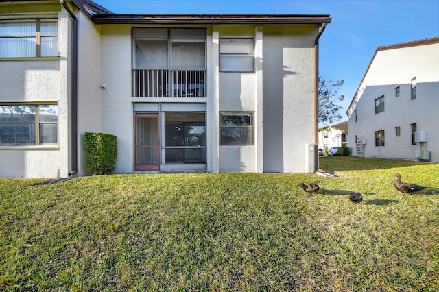 back of house featuring a yard