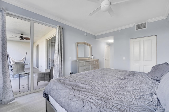 bedroom featuring ceiling fan, light hardwood / wood-style floors, ornamental molding, and a closet