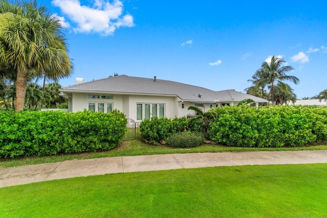 single story home featuring a front lawn