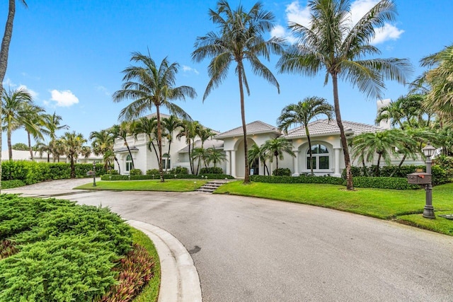 view of front of house featuring a front lawn