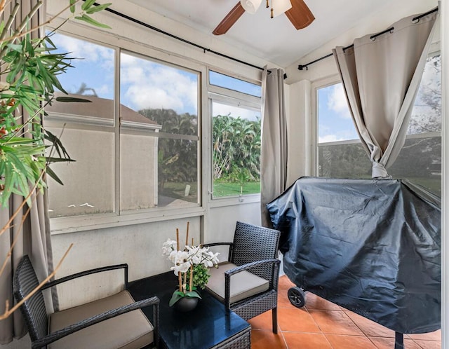 sunroom with ceiling fan