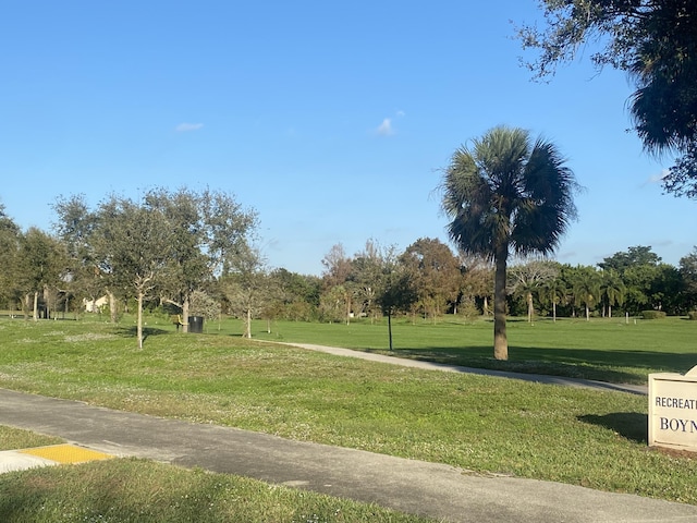 view of property's community featuring a lawn