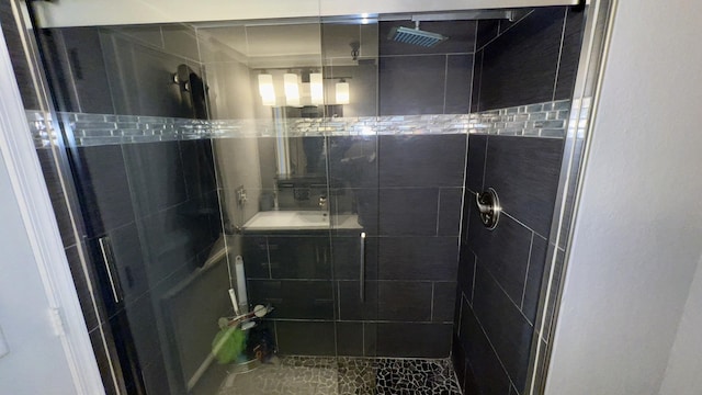 bathroom featuring tiled shower