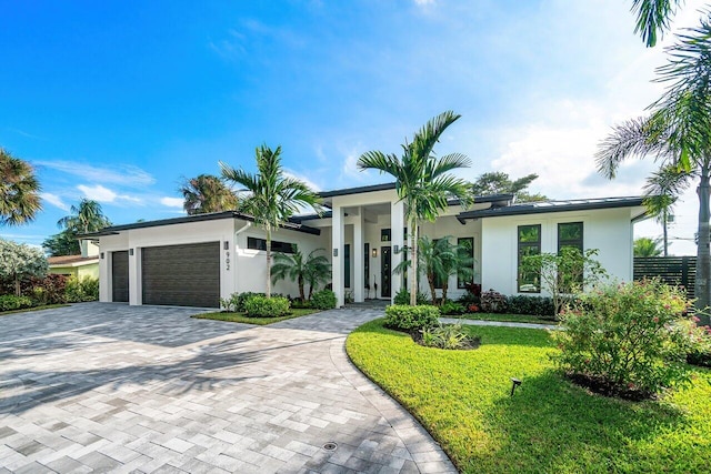 view of front of home featuring a front yard and a garage