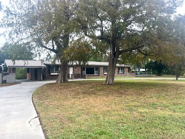 ranch-style house featuring a front yard