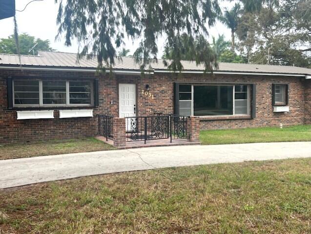 single story home featuring a front yard