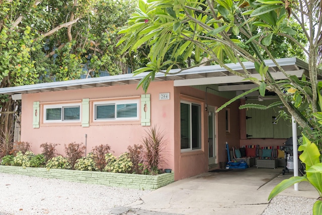 view of front facade with a carport