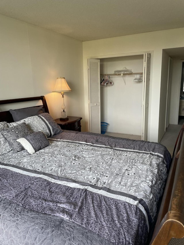 bedroom featuring a textured ceiling and a closet