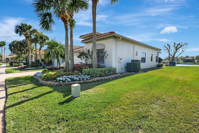 view of side of property featuring a yard