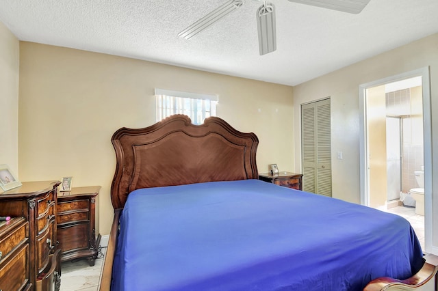 bedroom with ceiling fan, connected bathroom, a closet, and a textured ceiling