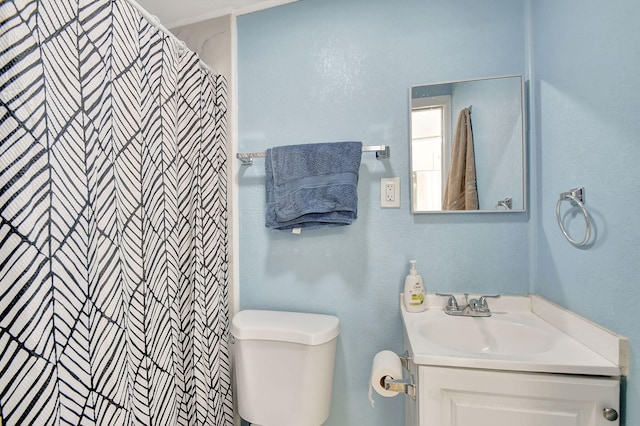 full bathroom featuring toilet, curtained shower, and vanity