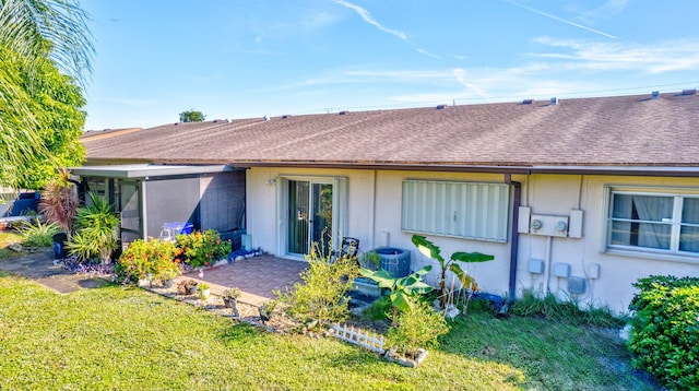 back of house featuring a yard