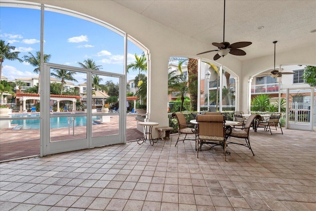 sunroom with ceiling fan