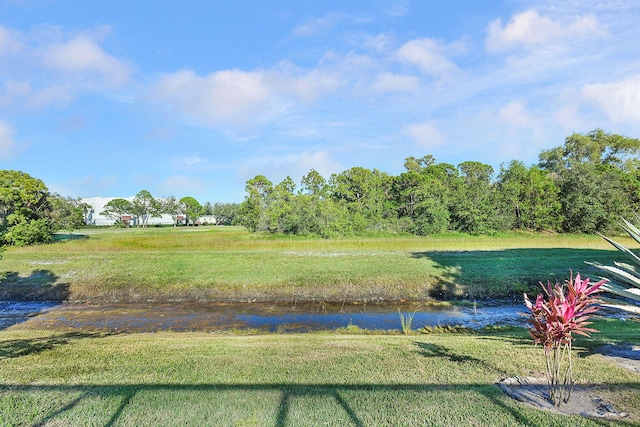 view of yard featuring a water view