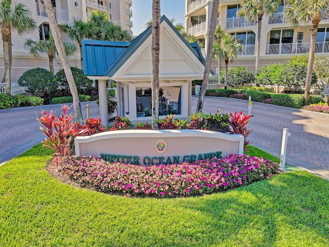 community sign featuring a lawn