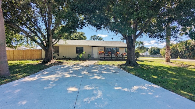 single story home featuring a front lawn