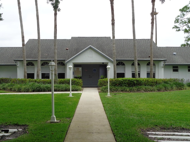 ranch-style house featuring a front lawn