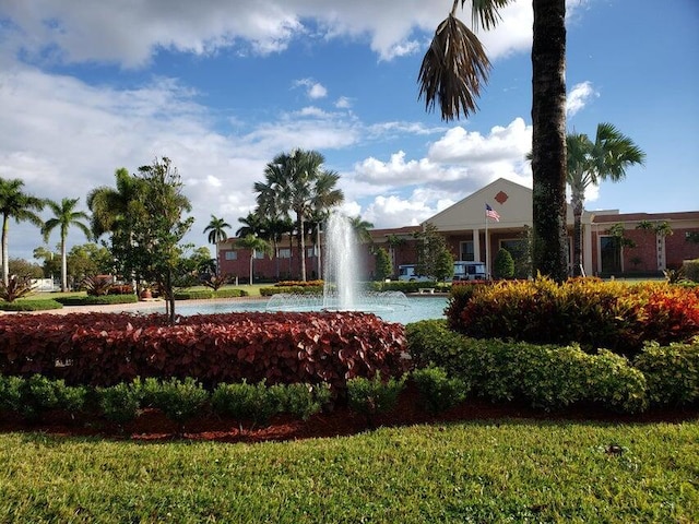 view of home's community featuring a lawn