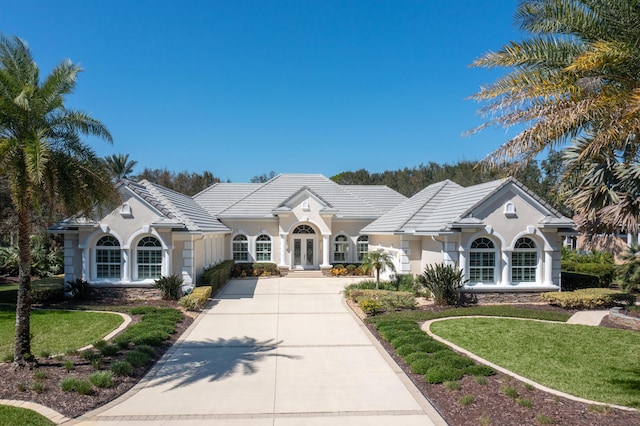 view of front of property featuring a front lawn