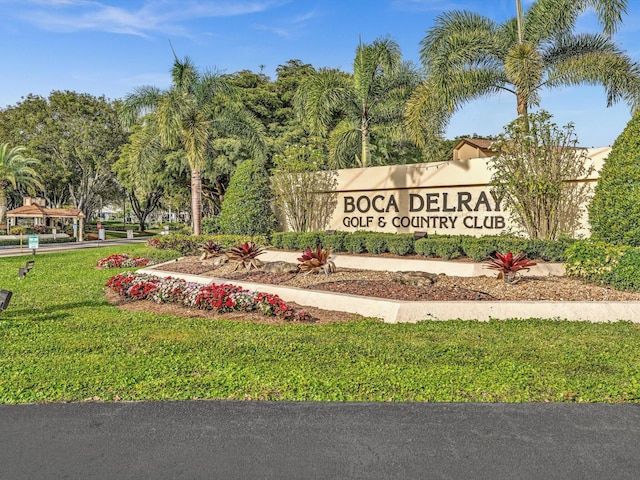 community sign featuring a yard