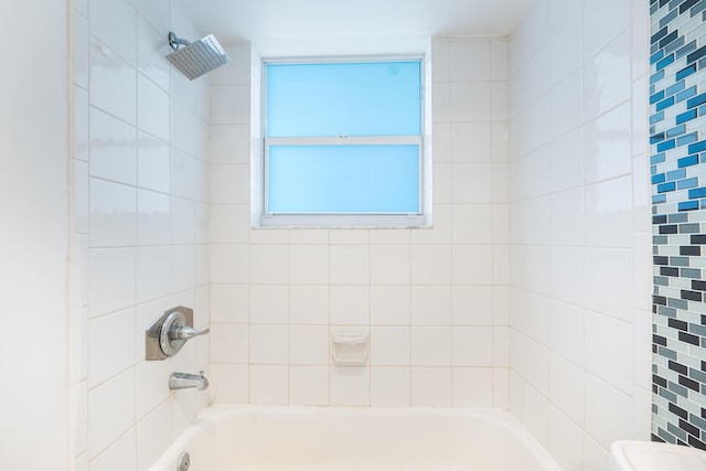 bathroom featuring tiled shower / bath