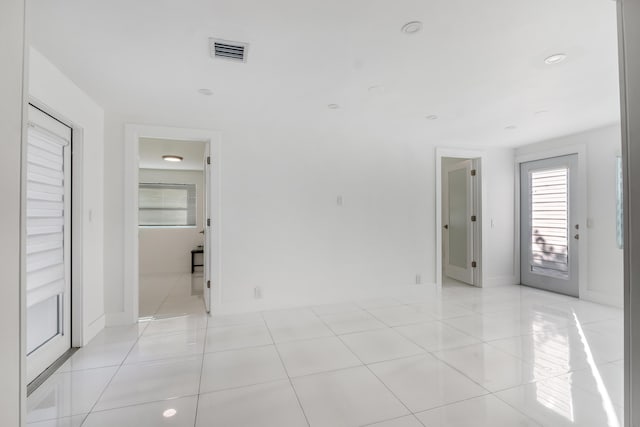 empty room featuring light tile patterned floors