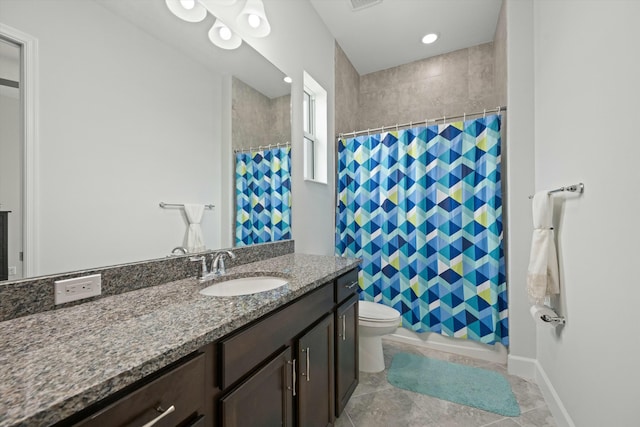 full bath featuring curtained shower, toilet, visible vents, vanity, and baseboards